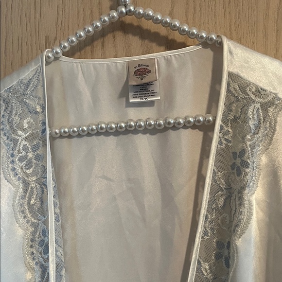 Luxurious Cream Lace-Trimmed Robe - Picture 6 of 10